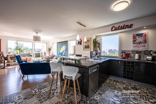 A moins de 10 minutes de la Place de la République, venez découvrir dans une résidence de Standing, ce bel appartement lumineux situé au dernier étage et orienté plein sud !