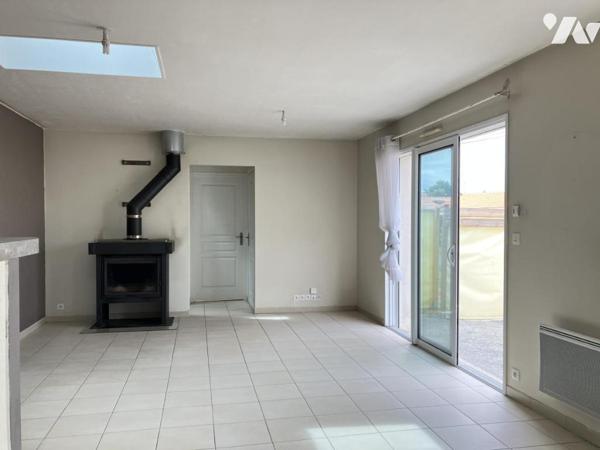 Proche bourg, maison de plain-pied avec deux chambres, garage et terrain