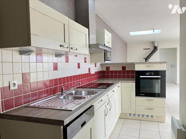 Proche bourg, maison de plain-pied avec deux chambres, garage et terrain