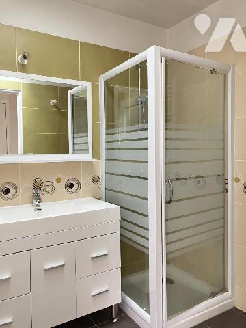 Proche bourg, maison de plain-pied avec deux chambres, garage et terrain