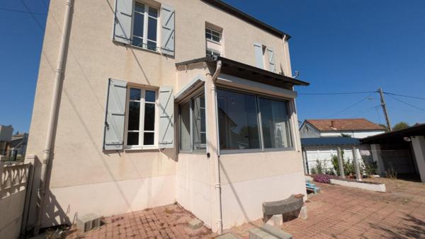 Entre VICHY et MOULINS, grande maison familiale