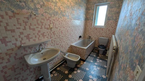 Entre VICHY et MOULINS, grande maison familiale