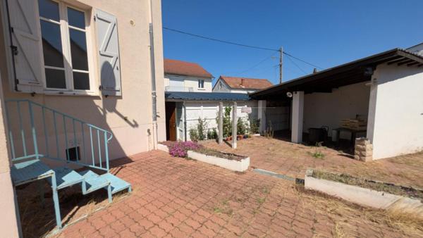 Entre VICHY et MOULINS, grande maison familiale