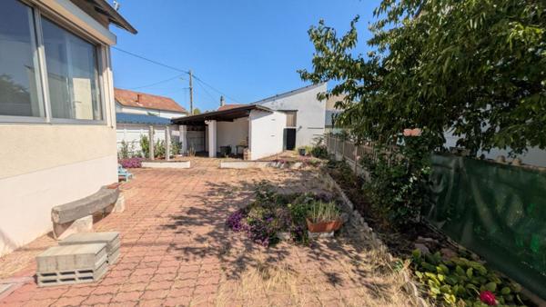 Entre VICHY et MOULINS, grande maison familiale