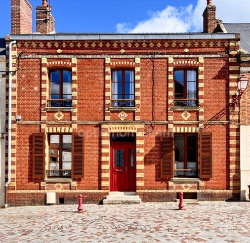 Maison de caractère en briques – 146 m² – Jardin intimiste – Combles aménageables – Centre-ville de Marle