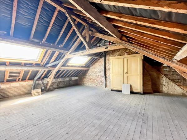 Maison de caractère en briques – 146 m² – Jardin intimiste – Combles aménageables – Centre-ville de Marle