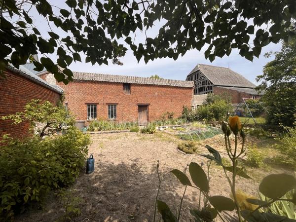 Maison de caractère en briques – 146 m² – Jardin intimiste – Combles aménageables – Centre-ville de Marle