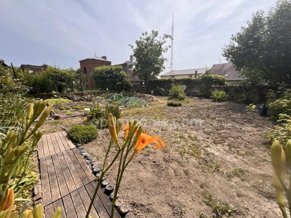Maison de caractère en briques – 146 m² – Jardin intimiste – Combles aménageables – Centre-ville de Marle