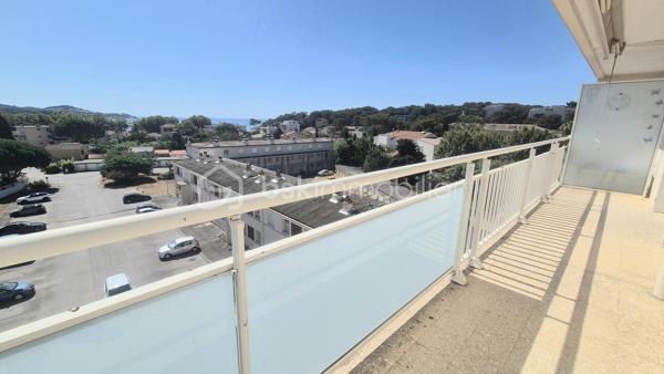 MAR VIVO - Très bel emplacement pour cet appartement traversant de 80 m² aux généreux volumes.
 Il se compose d'une grande pièce de vie donnant sur un balcon de 10 m² avec une très belle vue dégagée, une cuisine indépendante, 2 chambres avec placards, une salle d'eau ainsi qu'un WC indépendant.
Présence d'un garage de 13 m². Le stationnement est néanmoins libre et aisé dans la copropriété.
Situé au 4eme et dernier étage sans ascenseur.
Secteur très calme avec la proximité des plages, des commerces et des axes de circulation.
Des travaux sont à prévoir pour rénover cet appartement au fort potentiel.