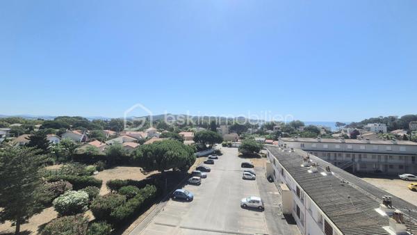 MAR VIVO - Très bel emplacement pour cet appartement traversant de 80 m² aux généreux volumes.
 Il se compose d'une grande pièce de vie donnant sur un balcon de 10 m² avec une très belle vue dégagée, une cuisine indépendante, 2 chambres avec placards, une salle d'eau ainsi qu'un WC indépendant.
Présence d'un garage de 13 m². Le stationnement est néanmoins libre et aisé dans la copropriété.
Situé au 4eme et dernier étage sans ascenseur.
Secteur très calme avec la proximité des plages, des commerces et des axes de circulation.
Des travaux sont à prévoir pour rénover cet appartement au fort potentiel.