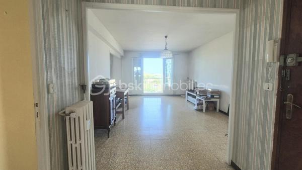 MAR VIVO - Très bel emplacement pour cet appartement traversant de 80 m² aux généreux volumes.
 Il se compose d'une grande pièce de vie donnant sur un balcon de 10 m² avec une très belle vue dégagée, une cuisine indépendante, 2 chambres avec placards, une salle d'eau ainsi qu'un WC indépendant.
Présence d'un garage de 13 m². Le stationnement est néanmoins libre et aisé dans la copropriété.
Situé au 4eme et dernier étage sans ascenseur.
Secteur très calme avec la proximité des plages, des commerces et des axes de circulation.
Des travaux sont à prévoir pour rénover cet appartement au fort potentiel.