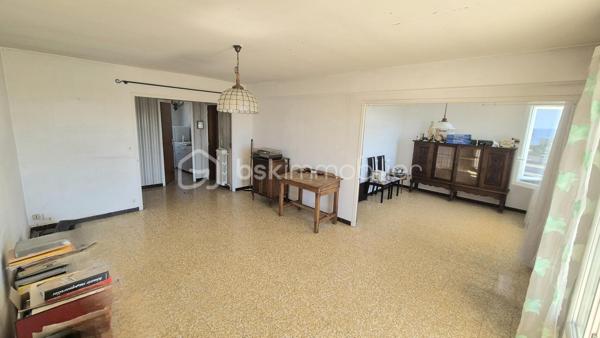 MAR VIVO - Très bel emplacement pour cet appartement traversant de 80 m² aux généreux volumes.
 Il se compose d'une grande pièce de vie donnant sur un balcon de 10 m² avec une très belle vue dégagée, une cuisine indépendante, 2 chambres avec placards, une salle d'eau ainsi qu'un WC indépendant.
Présence d'un garage de 13 m². Le stationnement est néanmoins libre et aisé dans la copropriété.
Situé au 4eme et dernier étage sans ascenseur.
Secteur très calme avec la proximité des plages, des commerces et des axes de circulation.
Des travaux sont à prévoir pour rénover cet appartement au fort potentiel.