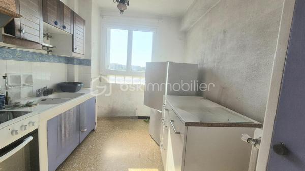MAR VIVO - Très bel emplacement pour cet appartement traversant de 80 m² aux généreux volumes.
 Il se compose d'une grande pièce de vie donnant sur un balcon de 10 m² avec une très belle vue dégagée, une cuisine indépendante, 2 chambres avec placards, une salle d'eau ainsi qu'un WC indépendant.
Présence d'un garage de 13 m². Le stationnement est néanmoins libre et aisé dans la copropriété.
Situé au 4eme et dernier étage sans ascenseur.
Secteur très calme avec la proximité des plages, des commerces et des axes de circulation.
Des travaux sont à prévoir pour rénover cet appartement au fort potentiel.