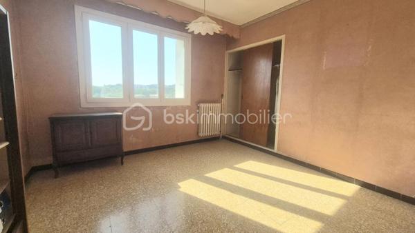 MAR VIVO - Très bel emplacement pour cet appartement traversant de 80 m² aux généreux volumes.
 Il se compose d'une grande pièce de vie donnant sur un balcon de 10 m² avec une très belle vue dégagée, une cuisine indépendante, 2 chambres avec placards, une salle d'eau ainsi qu'un WC indépendant.
Présence d'un garage de 13 m². Le stationnement est néanmoins libre et aisé dans la copropriété.
Situé au 4eme et dernier étage sans ascenseur.
Secteur très calme avec la proximité des plages, des commerces et des axes de circulation.
Des travaux sont à prévoir pour rénover cet appartement au fort potentiel.