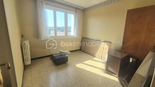 MAR VIVO - Très bel emplacement pour cet appartement traversant de 80 m² aux généreux volumes.
 Il se compose d'une grande pièce de vie donnant sur un balcon de 10 m² avec une très belle vue dégagée, une cuisine indépendante, 2 chambres avec placards, une salle d'eau ainsi qu'un WC indépendant.
Présence d'un garage de 13 m². Le stationnement est néanmoins libre et aisé dans la copropriété.
Situé au 4eme et dernier étage sans ascenseur.
Secteur très calme avec la proximité des plages, des commerces et des axes de circulation.
Des travaux sont à prévoir pour rénover cet appartement au fort potentiel.