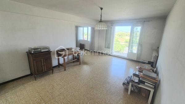 MAR VIVO - Très bel emplacement pour cet appartement traversant de 80 m² aux généreux volumes.
 Il se compose d'une grande pièce de vie donnant sur un balcon de 10 m² avec une très belle vue dégagée, une cuisine indépendante, 2 chambres avec placards, une salle d'eau ainsi qu'un WC indépendant.
Présence d'un garage de 13 m². Le stationnement est néanmoins libre et aisé dans la copropriété.
Situé au 4eme et dernier étage sans ascenseur.
Secteur très calme avec la proximité des plages, des commerces et des axes de circulation.
Des travaux sont à prévoir pour rénover cet appartement au fort potentiel.