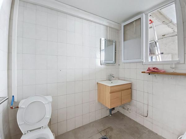 Local commercial et bureau (109m²) + entrepôt (440 m²) à louer Malemort