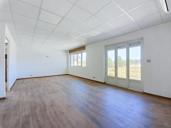 Local commercial et bureau (109m²) + entrepôt (440 m²) à louer Malemort