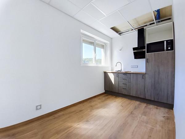 Local commercial et bureau (109m²) + entrepôt (440 m²) à louer Malemort
