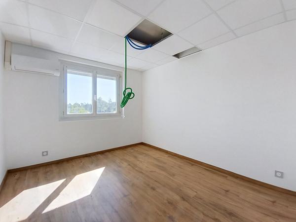 Local commercial et bureau (109m²) + entrepôt (440 m²) à louer Malemort
