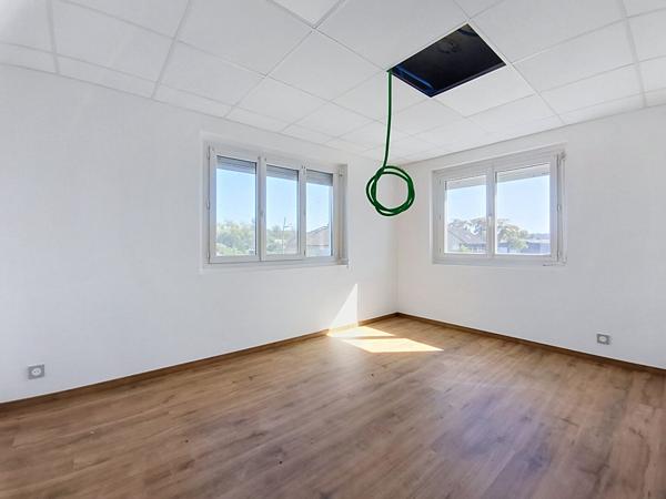 Local commercial et bureau (109m²) + entrepôt (440 m²) à louer Malemort