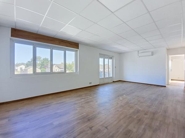 Local commercial et bureau (109m²) + entrepôt (440 m²) à louer Malemort