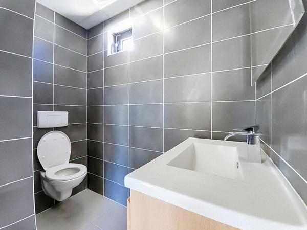 Local commercial et bureau (109m²) + entrepôt (440 m²) à louer Malemort