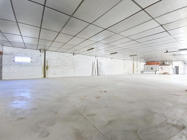 Local commercial et bureau (109m²) + entrepôt (440 m²) à louer Malemort
