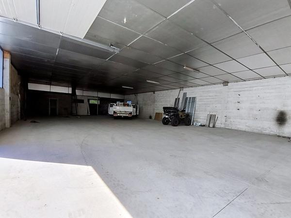 Local commercial et bureau (109m²) + entrepôt (440 m²) à louer Malemort
