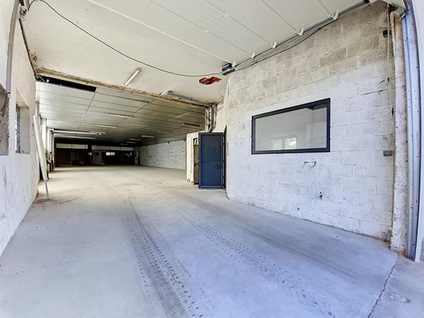 Local commercial et bureau (109m²) + entrepôt (440 m²) à louer Malemort
