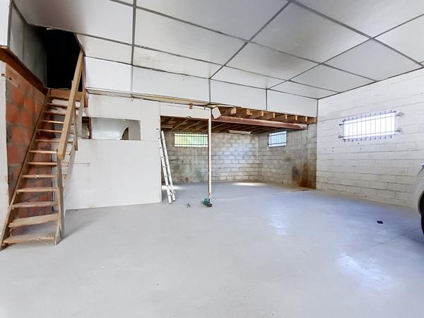 Local commercial et bureau (109m²) + entrepôt (440 m²) à louer Malemort