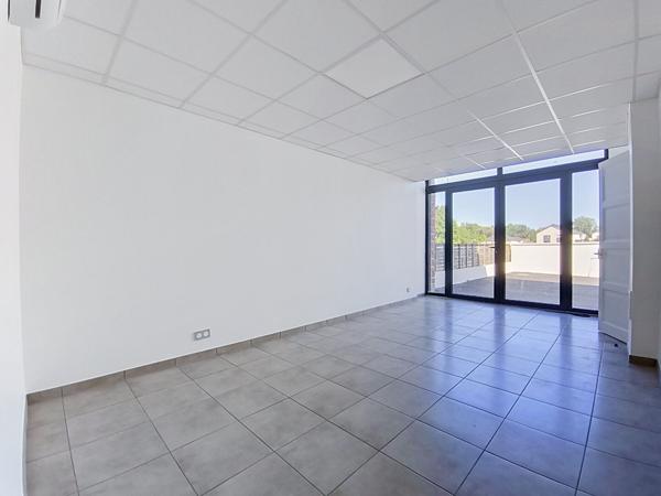 Local commercial et bureau (109m²) + entrepôt (440 m²) à louer Malemort