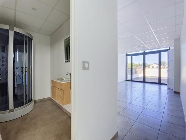 Local commercial et bureau (109m²) + entrepôt (440 m²) à louer Malemort