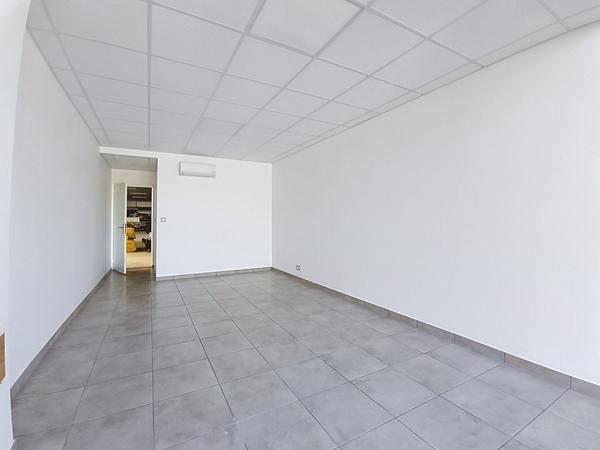 Local commercial et bureau (109m²) + entrepôt (440 m²) à louer Malemort