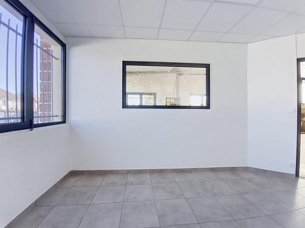 Local commercial et bureau (109m²) + entrepôt (440 m²) à louer Malemort