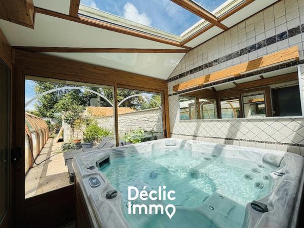 Vente maison bourgeoise La jarrie, 351m² 10 pièces 880 000€ avec piscine