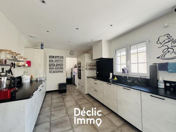 Vente maison bourgeoise La jarrie, 351m² 10 pièces 880 000€ avec piscine
