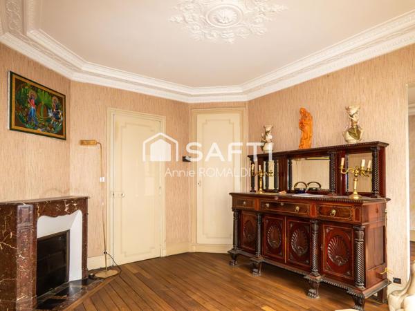 Proche des commerces, écoles et transports dans un élégant immeuble haussmannien au ravalement récent. Appartement type F3