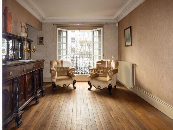 Proche des commerces, écoles et transports dans un élégant immeuble haussmannien au ravalement récent. Appartement type F3