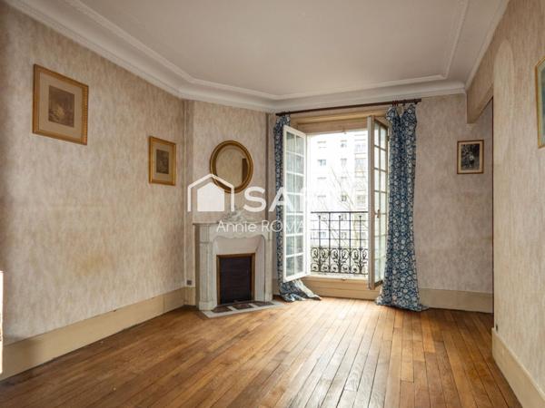 Proche des commerces, écoles et transports dans un élégant immeuble haussmannien au ravalement récent. Appartement type F3