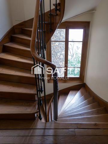 Proche des commerces, écoles et transports dans un élégant immeuble haussmannien au ravalement récent. Appartement type F3