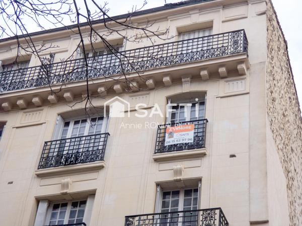 Proche des commerces, écoles et transports dans un élégant immeuble haussmannien au ravalement récent. Appartement type F3