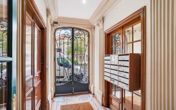 Appartement à vendre    2 pièces • 32,89 m2 Paris 18