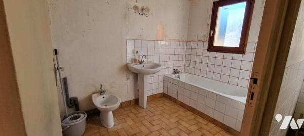 LA GUERCHE DE BGNE - Centre ville - Maison avec garage et terrain