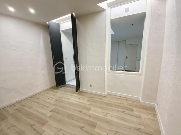 À vendre – T2/3 de 65 m² – 13006 Marseille – Proximité immédiate Préfecture
À deux pas de la Préfecture, au cœur du 6e arrondissement, découvrez cet appartement de 65 m² niché au 1er étage d’un immeuble marseillais typique. Ici, on vit Marseille à pied : commerces, écoles, restaurants et transports sont accessibles en quelques minutes seulement.
L’appartement s’ouvre sur un bel espace de vie convivial, avec cuisine américaine idéal pour recevoir ou profiter de moments en famille ou entre amis. Les 2 chambres (ou bureau + chambre selon vos besoins) offrent une organisation fluide et fonctionnelle.
Entièrement rénové, ce bien conjugue le charme de l’ancien et le confort moderne. Son exposition ouest apporte une ambiance chaleureuse en fin de journée, parfaite pour créer un intérieur cosy et accueillant. 
Nombreux rangements.
Un appartement pensé pour ceux qui recherchent le confort citadin, l’authenticité d’un immeuble marseillais et la proximité immédiate de toutes les commodités.