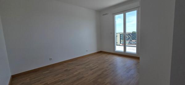 SAINT LAURENT DE MURE proche centre bourg - BEL ATTIQUE 3 pièces NEUF avec grande terrasse !