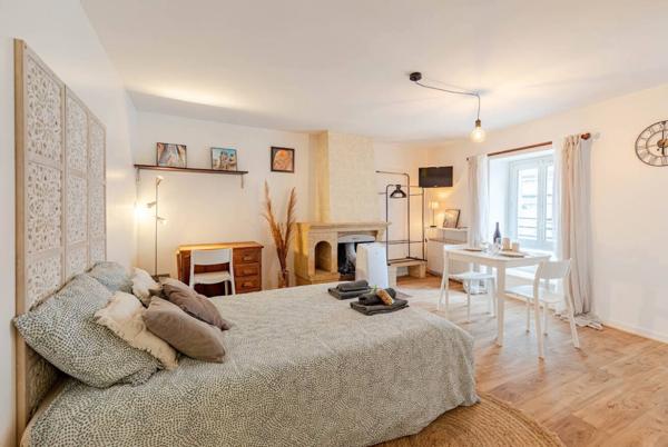 Charmante maison de ville en pierre plein centre ville avec garage