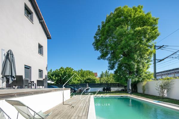 MAISON MODERNE AVEC PISCINE ET JARDIN A GRENOBLE