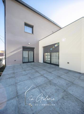 MAISON MODERNE AVEC PISCINE ET JARDIN A GRENOBLE