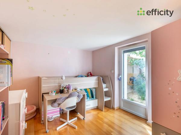 Maison
         5 pièces
        - 79 m² Exclusivité 250 000 € *